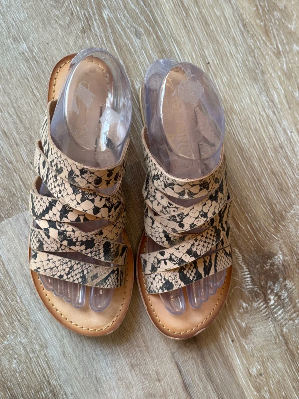 COCONUTS BY MATISSE LADYLIKE SANDALS IN TAN SNAKE SIZE 7M SUMMER SLIDE ON